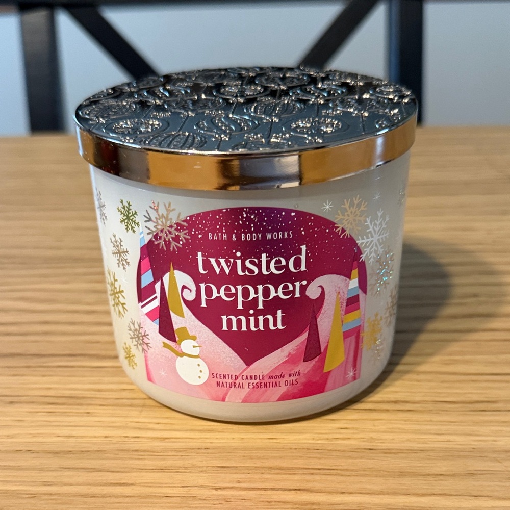 Bath & Body Works 3 Wick Candle. Twisted Peppermint.